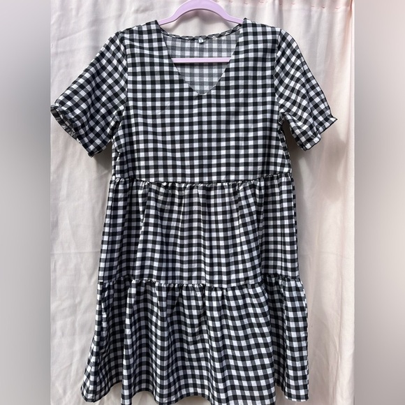 Elegant Black and White Checkered Midi Dress - Picture 4 of 7